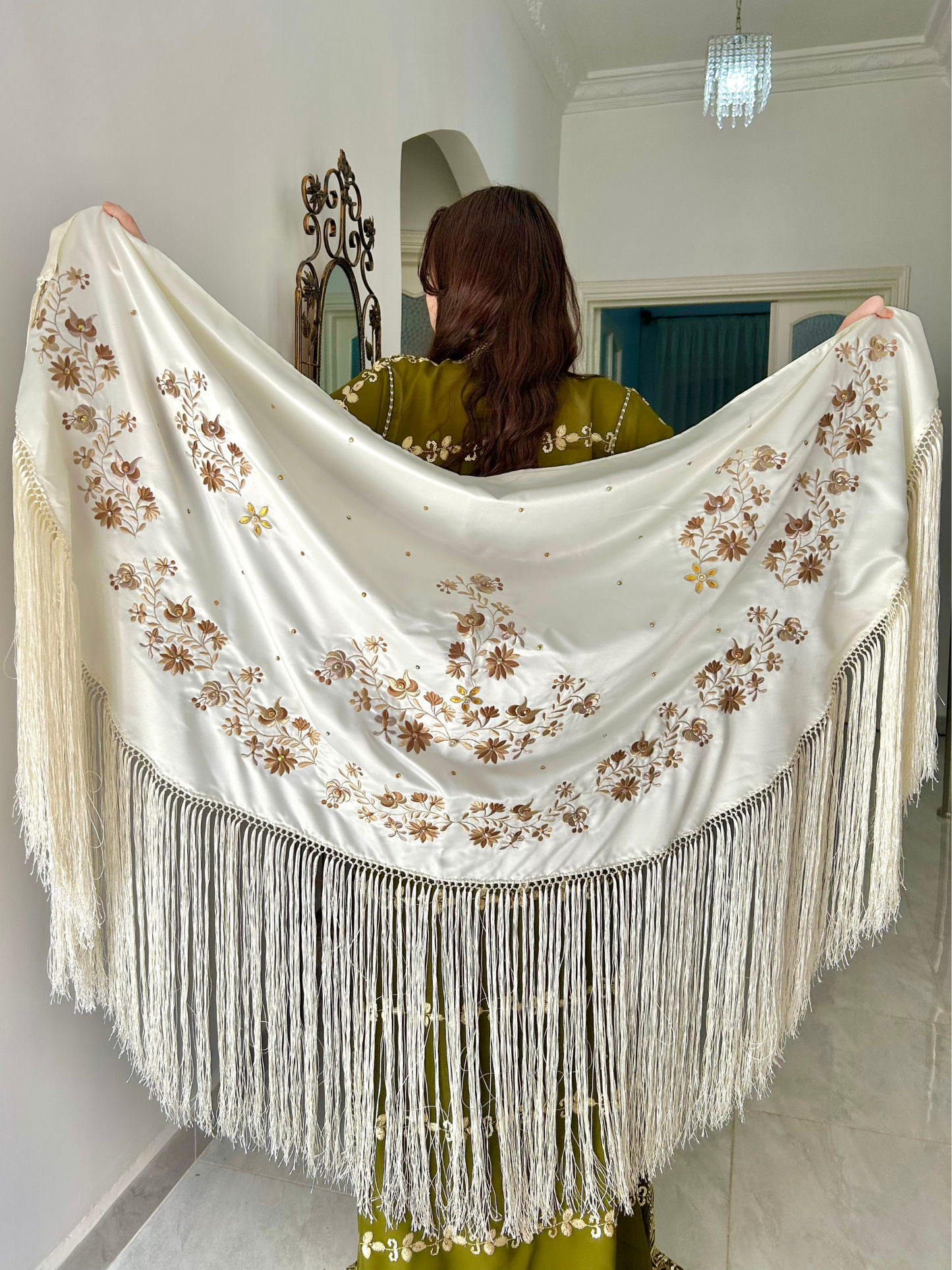 Châle avec broderie a fleurs blanc cassé 